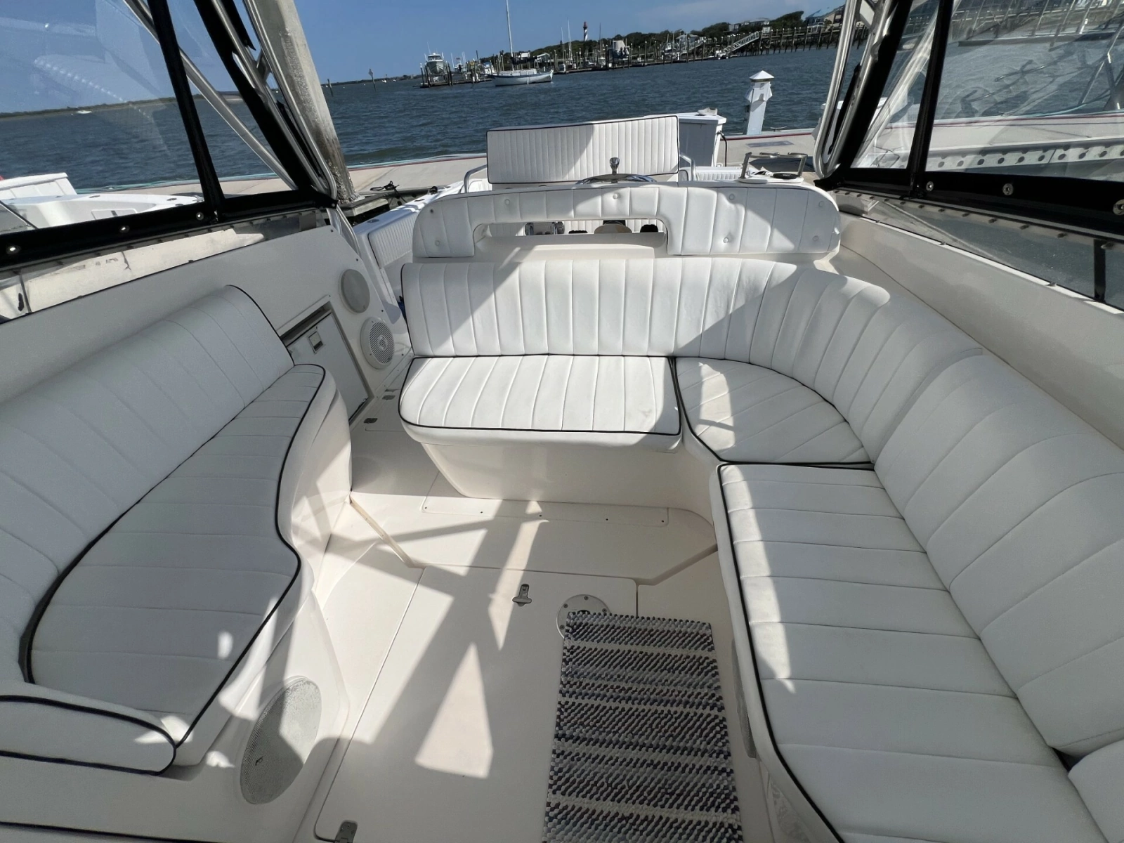 Intrepid 37 FINSURE - Helm Seating