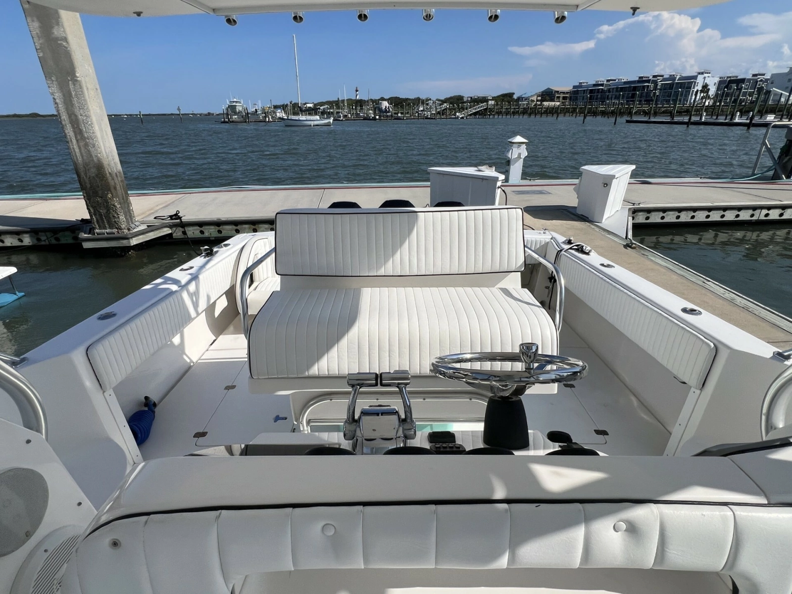 Intrepid 37 FINSURE - Helm Seating