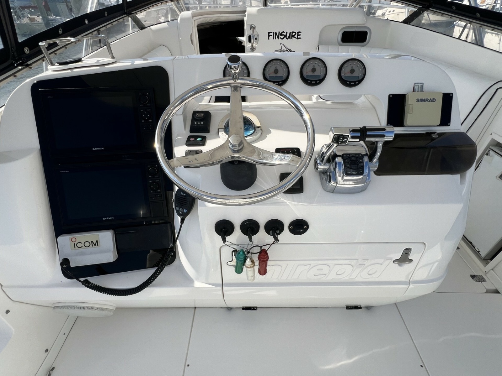 Intrepid 37 FINSURE - Helm