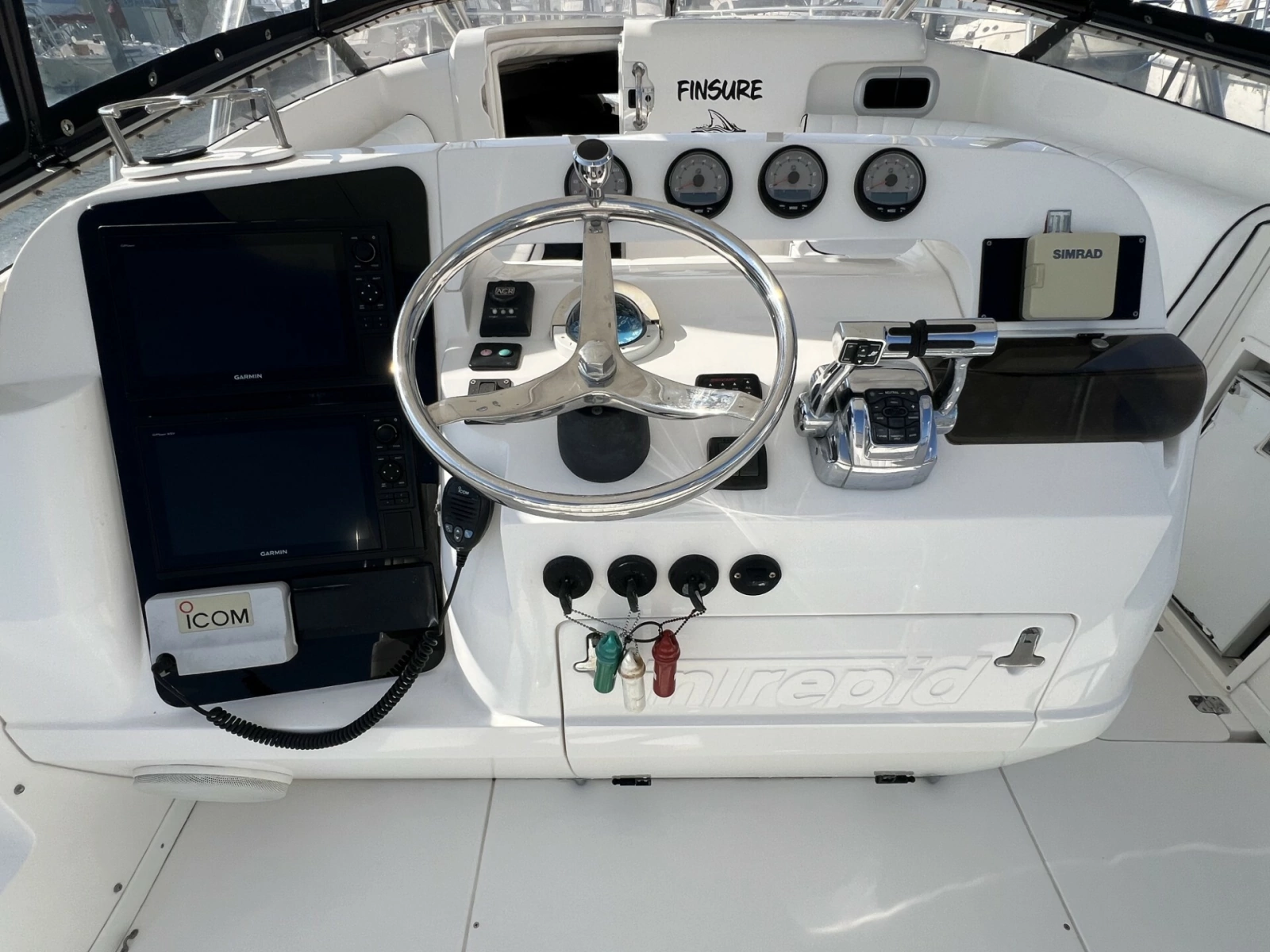 Intrepid 37 FINSURE - Helm