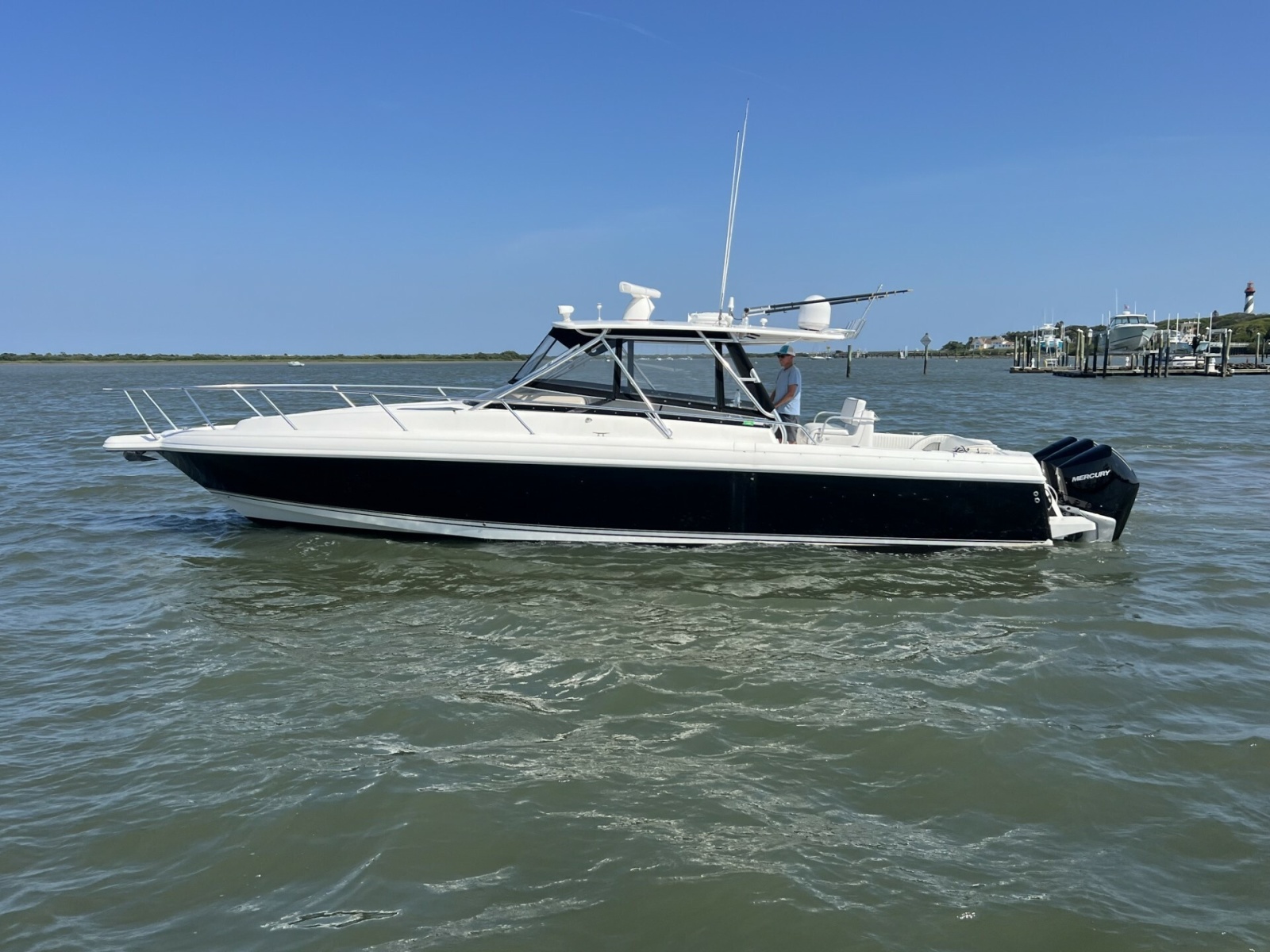 Intrepid 37 FINSURE - Exterior