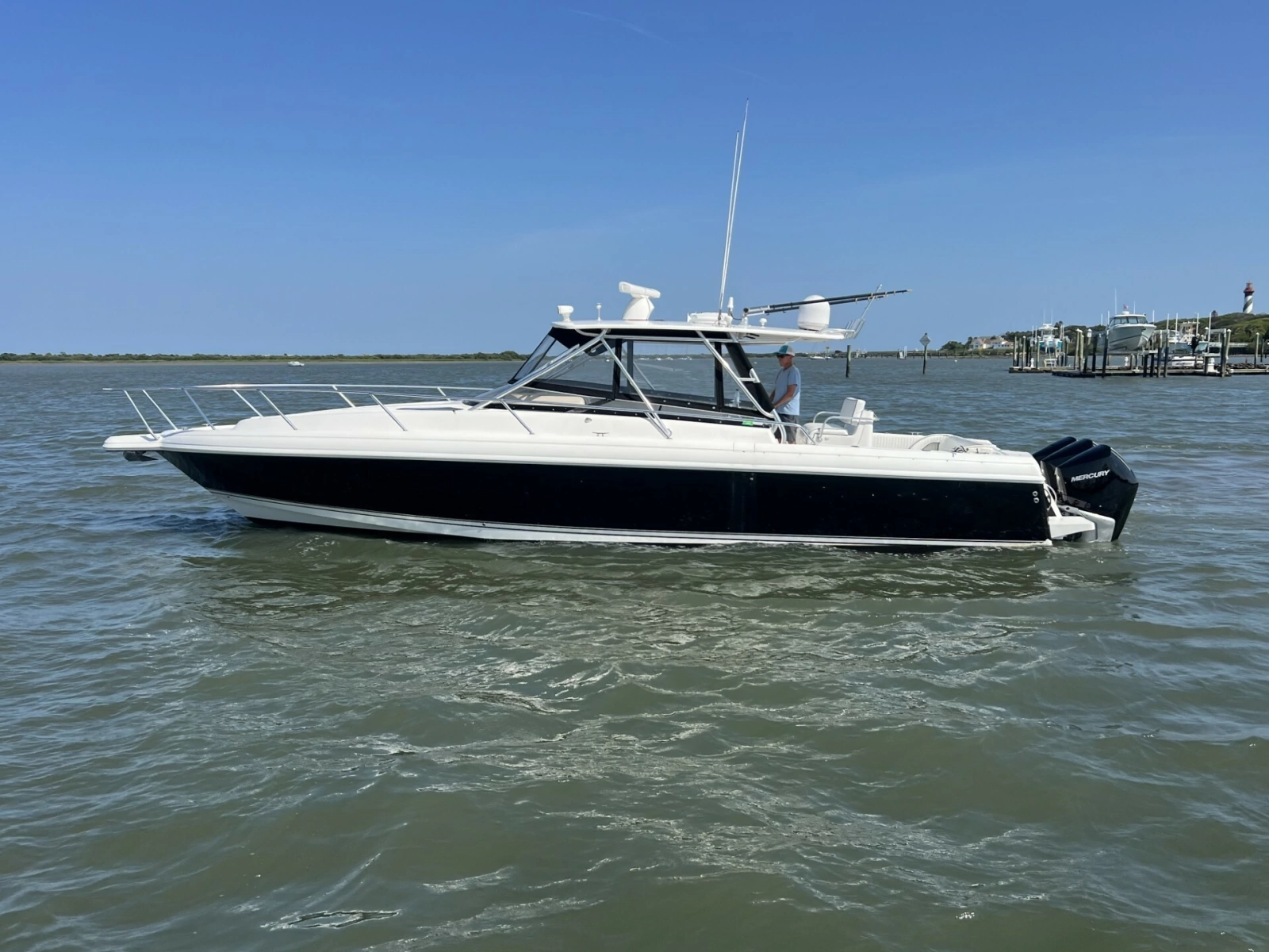 Intrepid 37 FINSURE - Exterior
