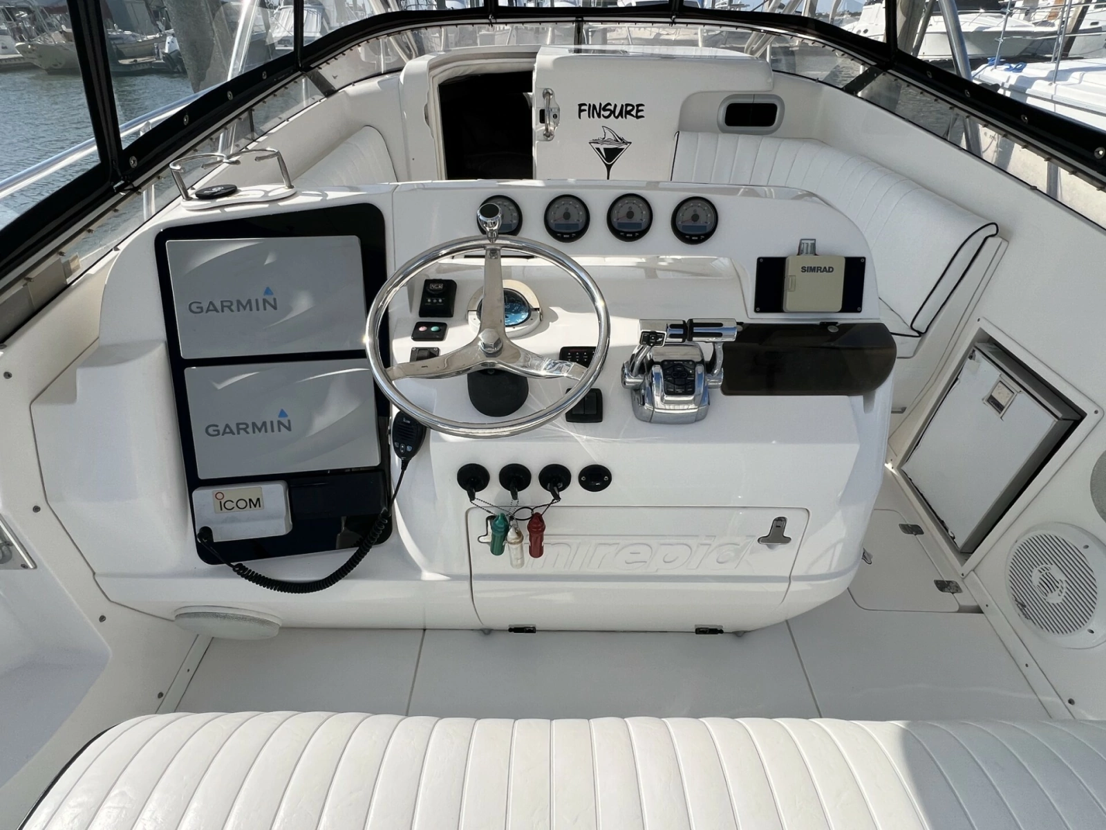 Intrepid 37 FINSURE - Helm