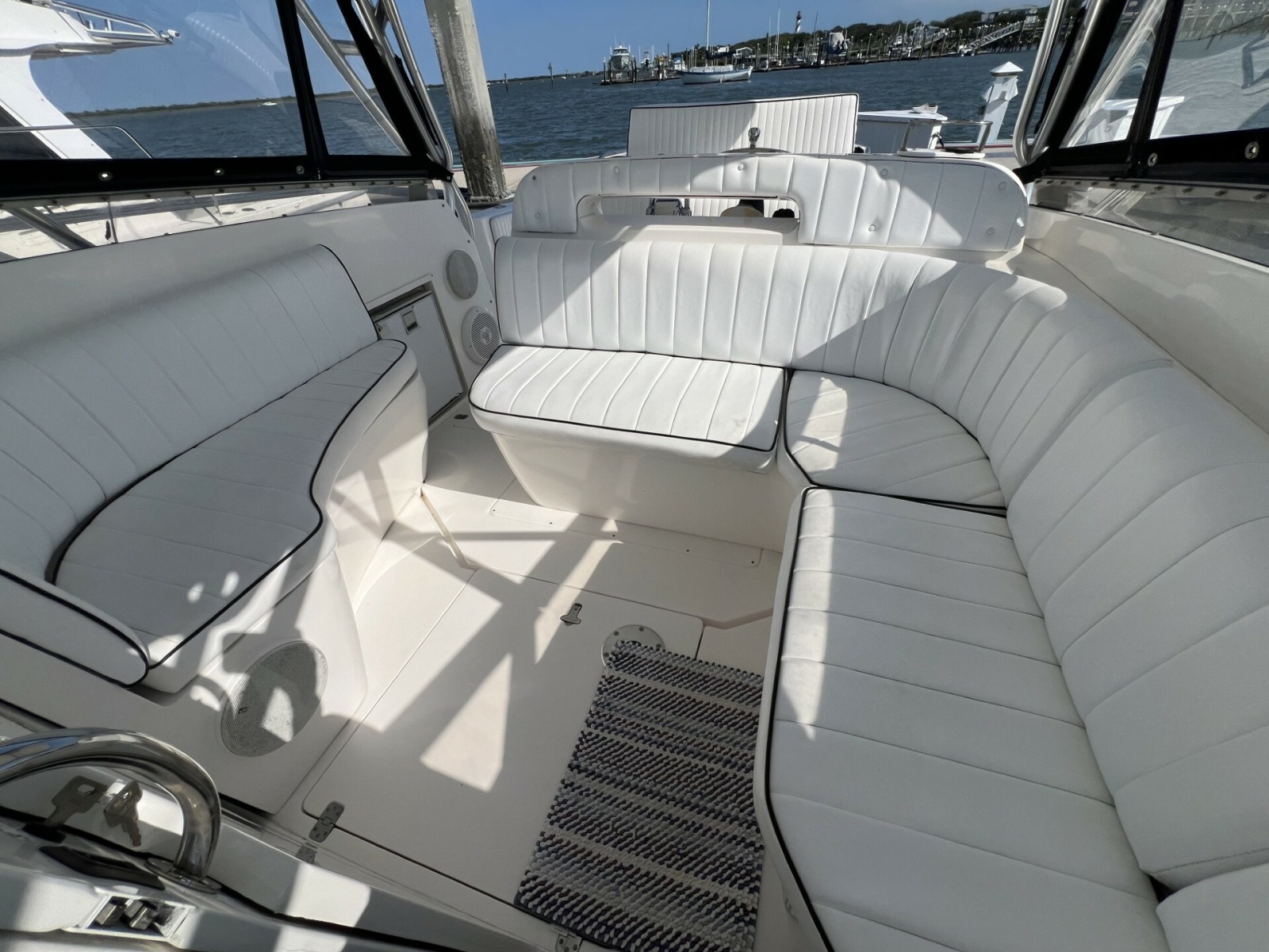Intrepid 37 FINSURE - Helm Seating