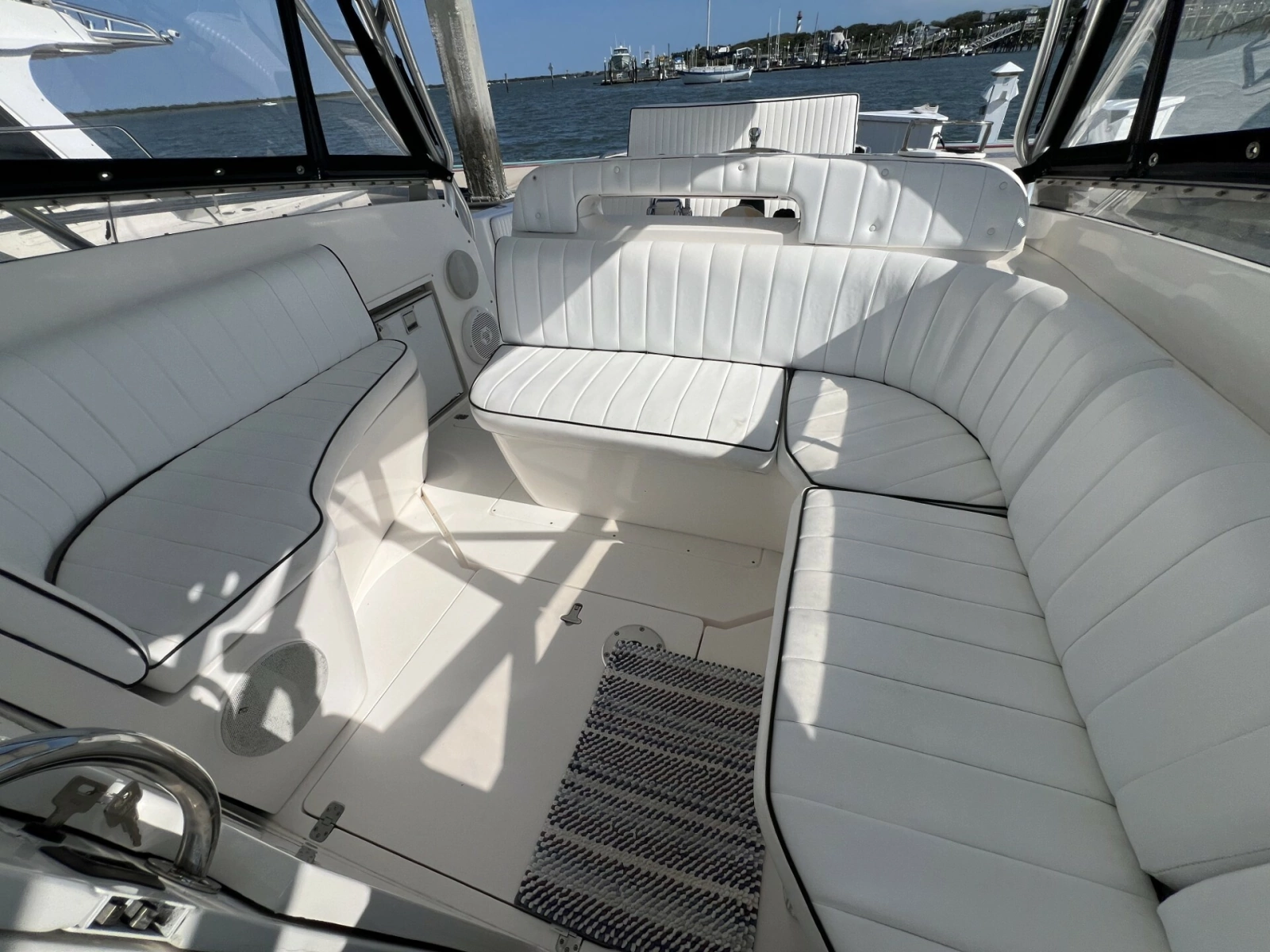Intrepid 37 FINSURE - Helm Seating