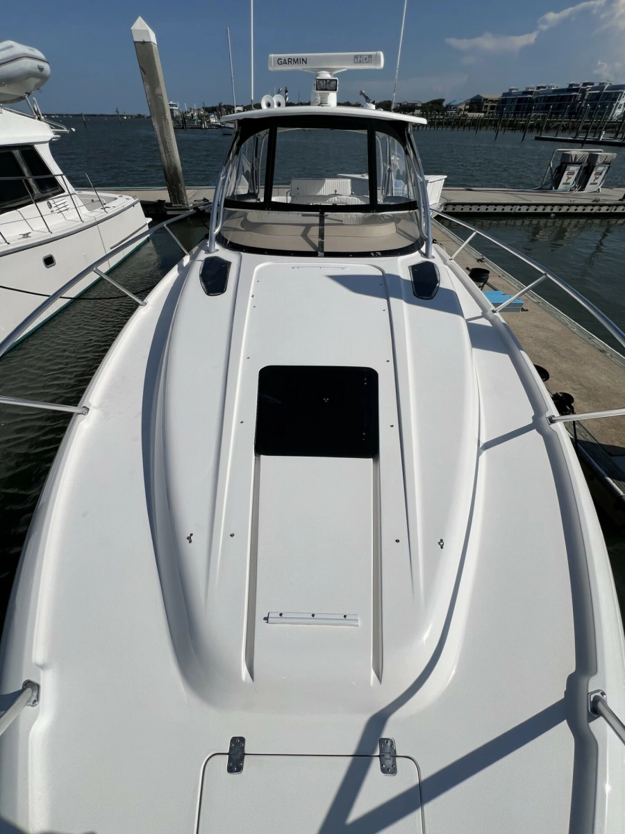 Intrepid 37 FINSURE - Exterior Bow