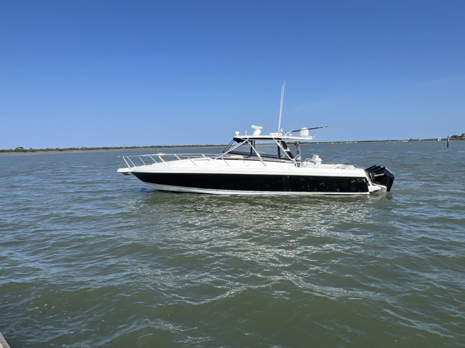 Intrepid 37 FINSURE - Exterior