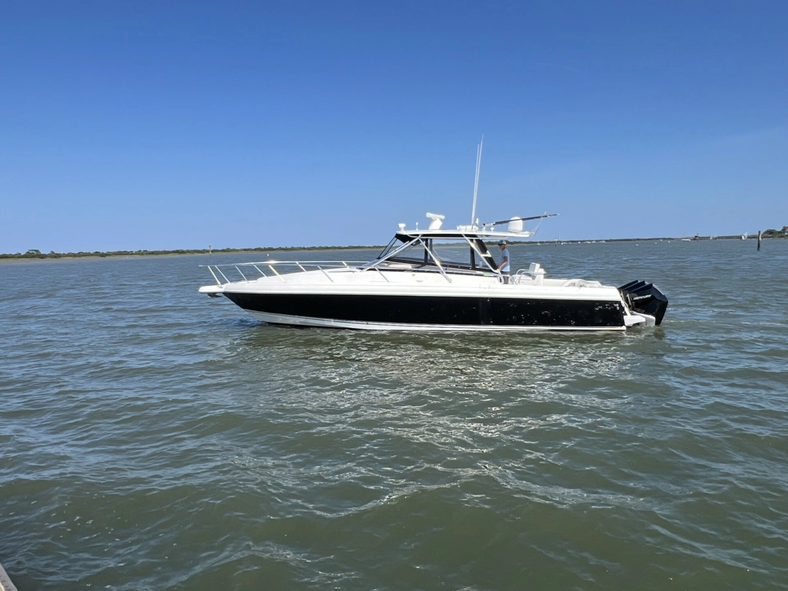 Intrepid 37 FINSURE - Exterior
