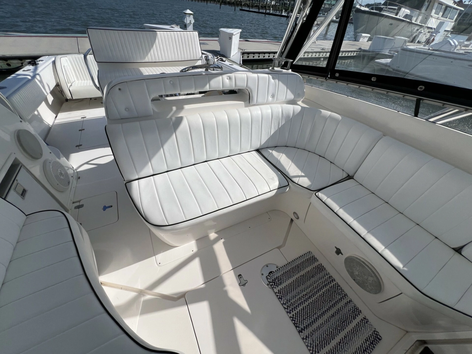 Intrepid 37 FINSURE - Helm Seating