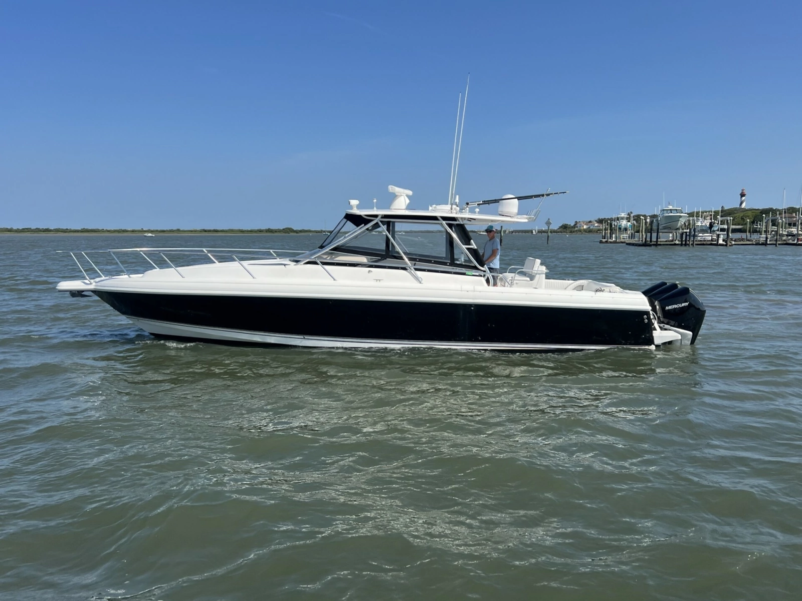 Intrepid 37 FINSURE - Exterior