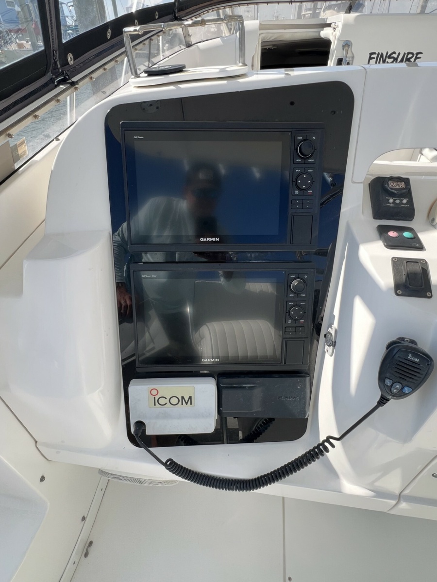 Intrepid 37 FINSURE - Helm