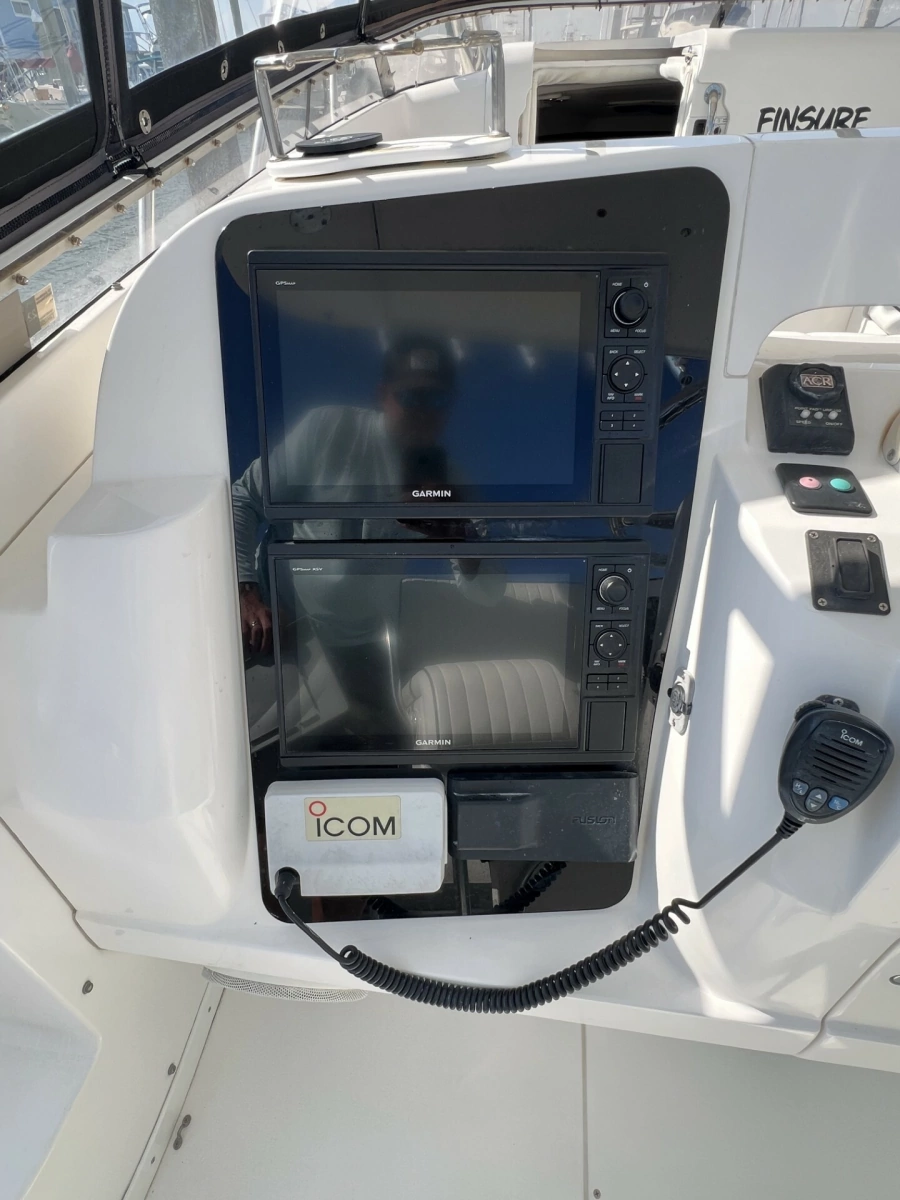 Intrepid 37 FINSURE - Helm