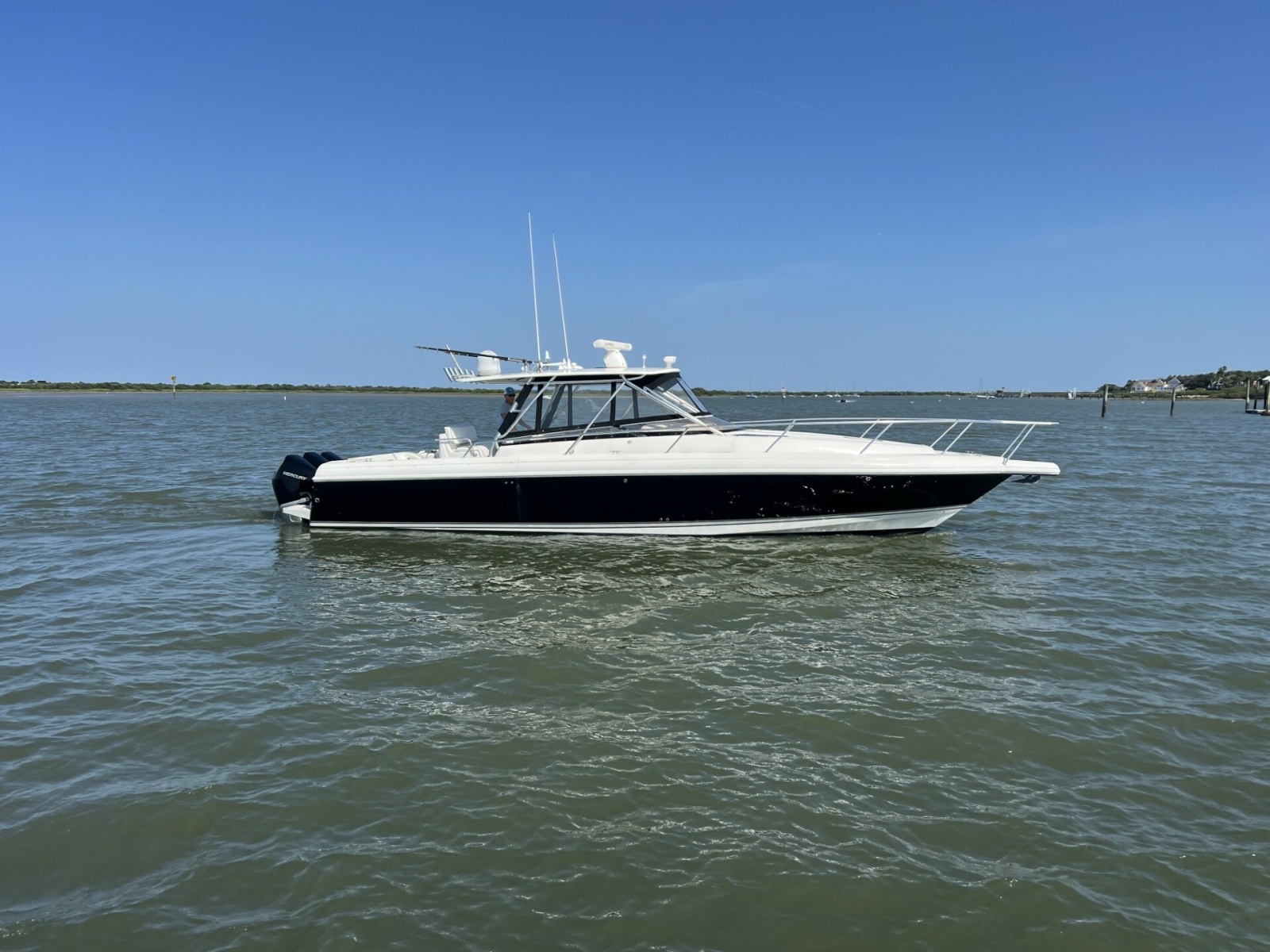 Intrepid 37 FINSURE - Exterior