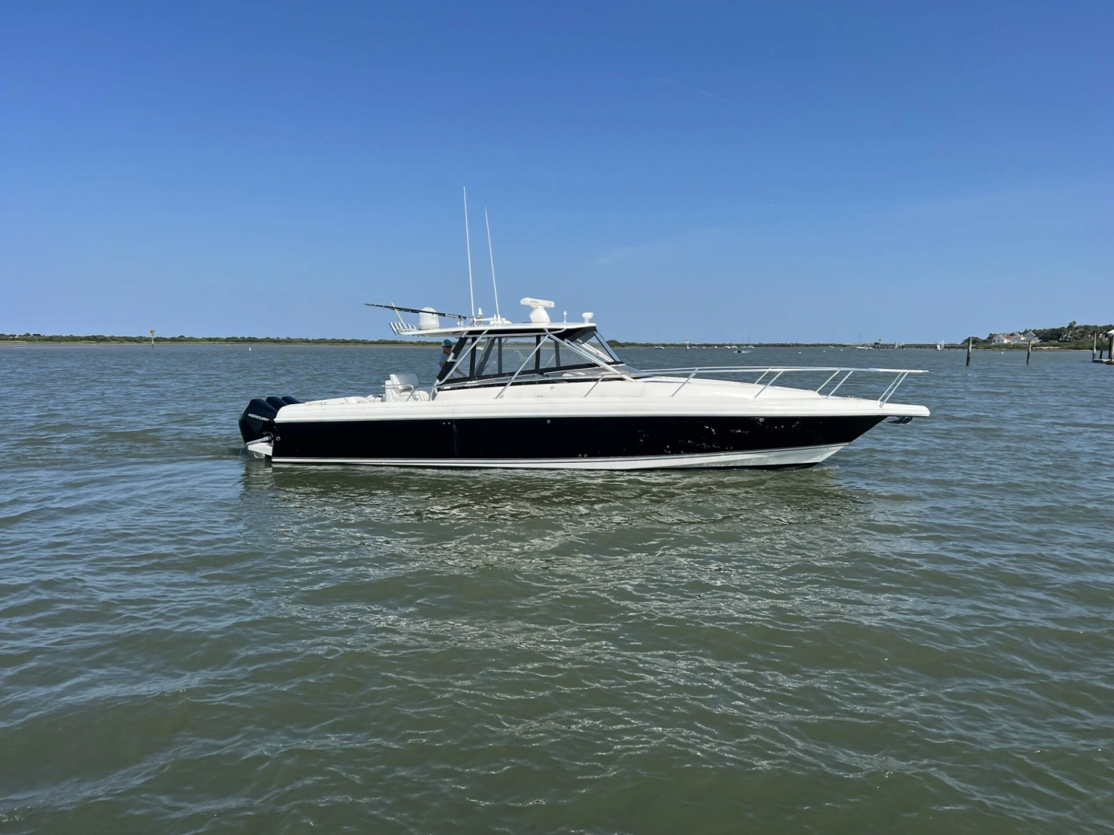 Intrepid 37 FINSURE - Exterior