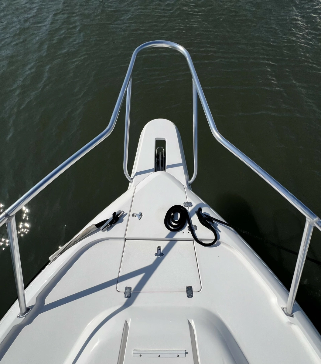 Intrepid 37 FINSURE - Exterior Bow