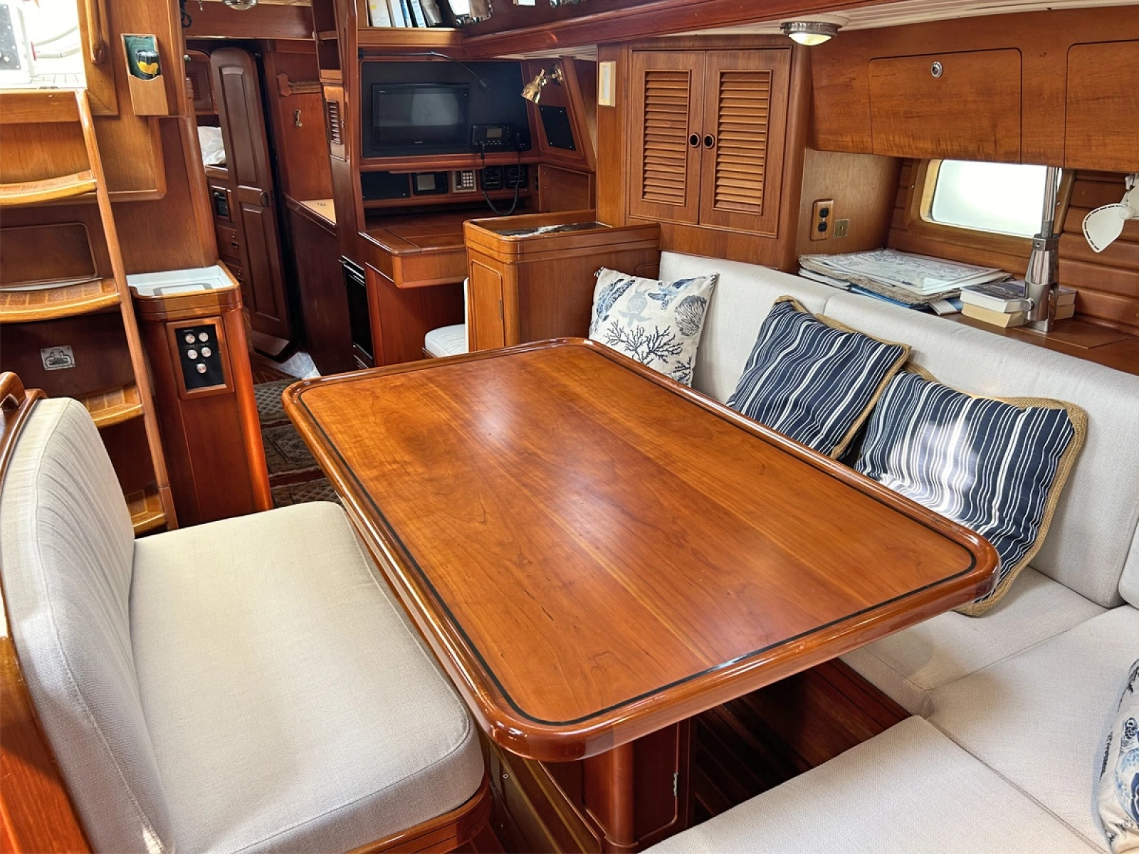 Main Salon Port Aft
