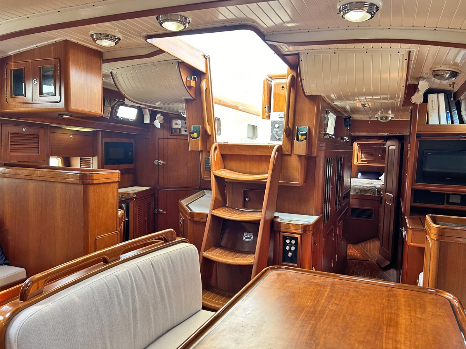 Main Salon Aft