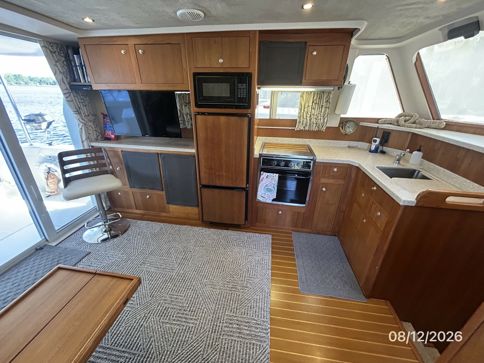 39' Mainship salon port