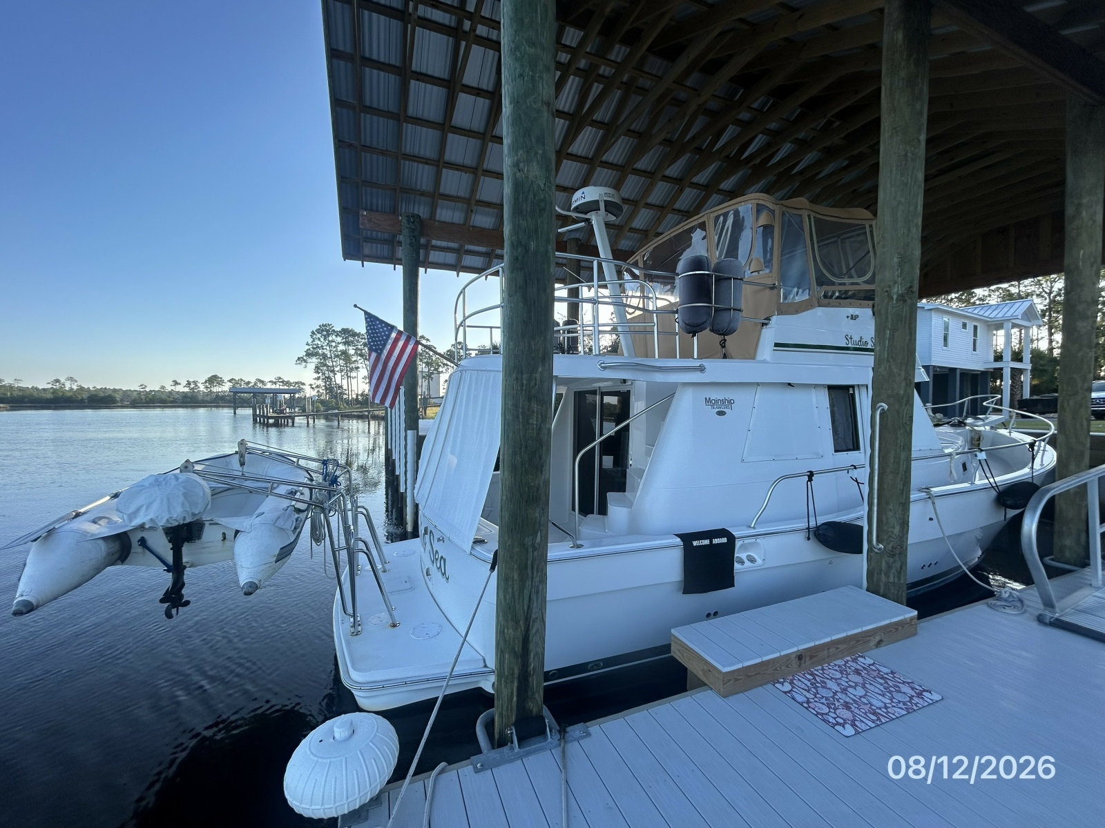 39' Mainship starboard aft profile