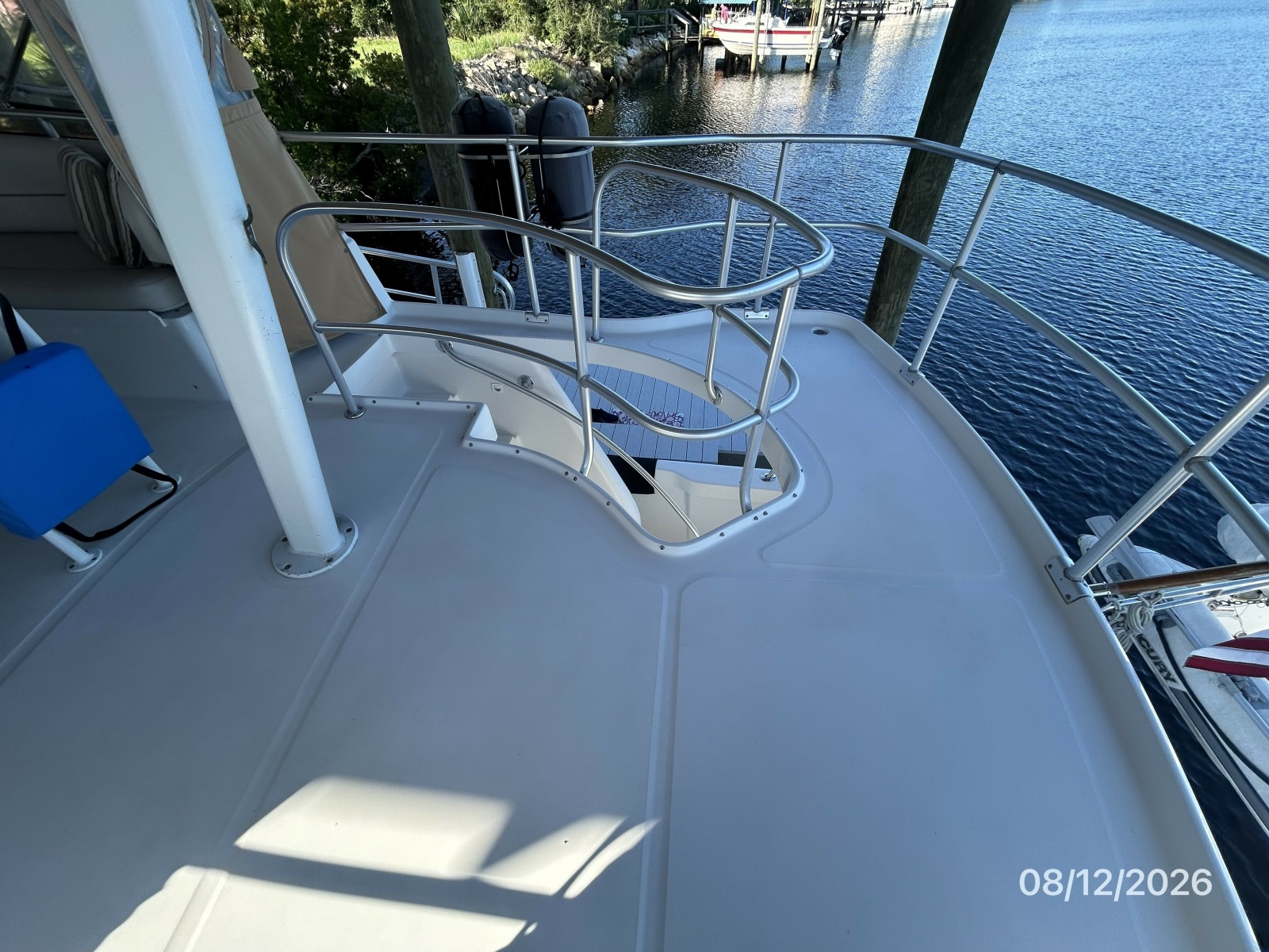 39' Mainship sundeck starboard