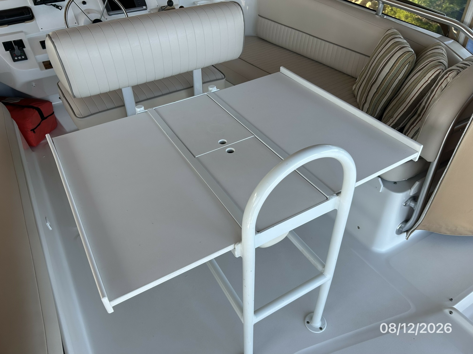 39' Mainship flybridge table2