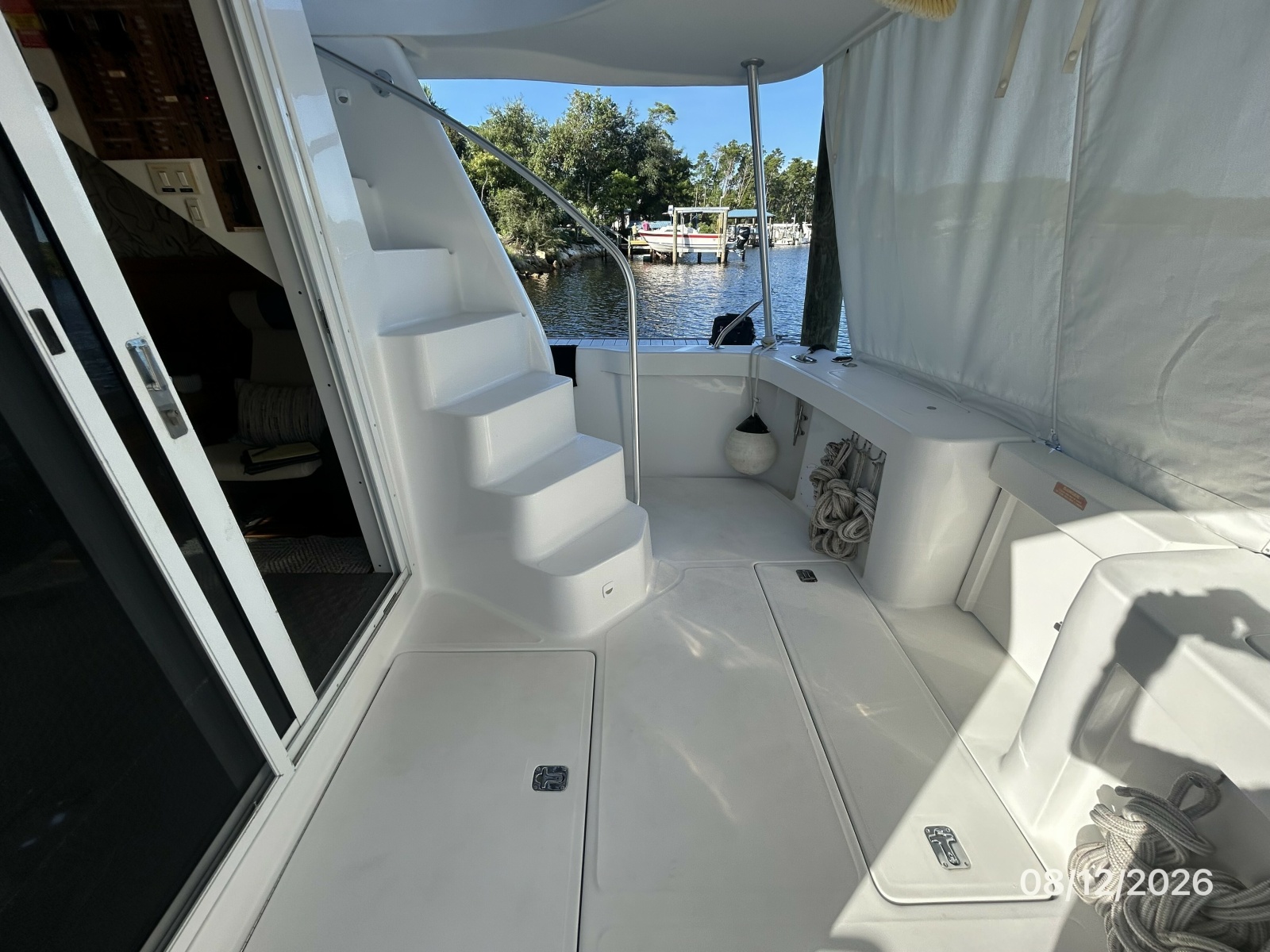 39' Mainship aftdeck starboard