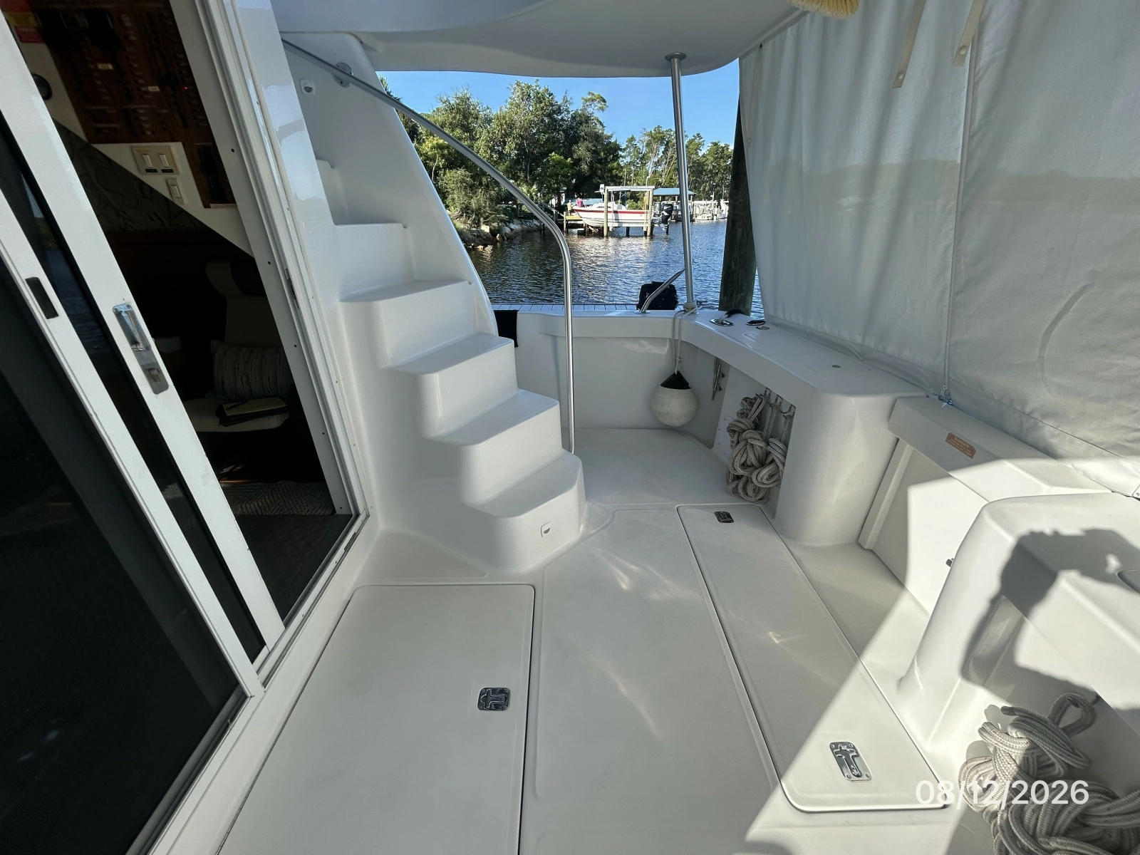 39' Mainship aftdeck starboard