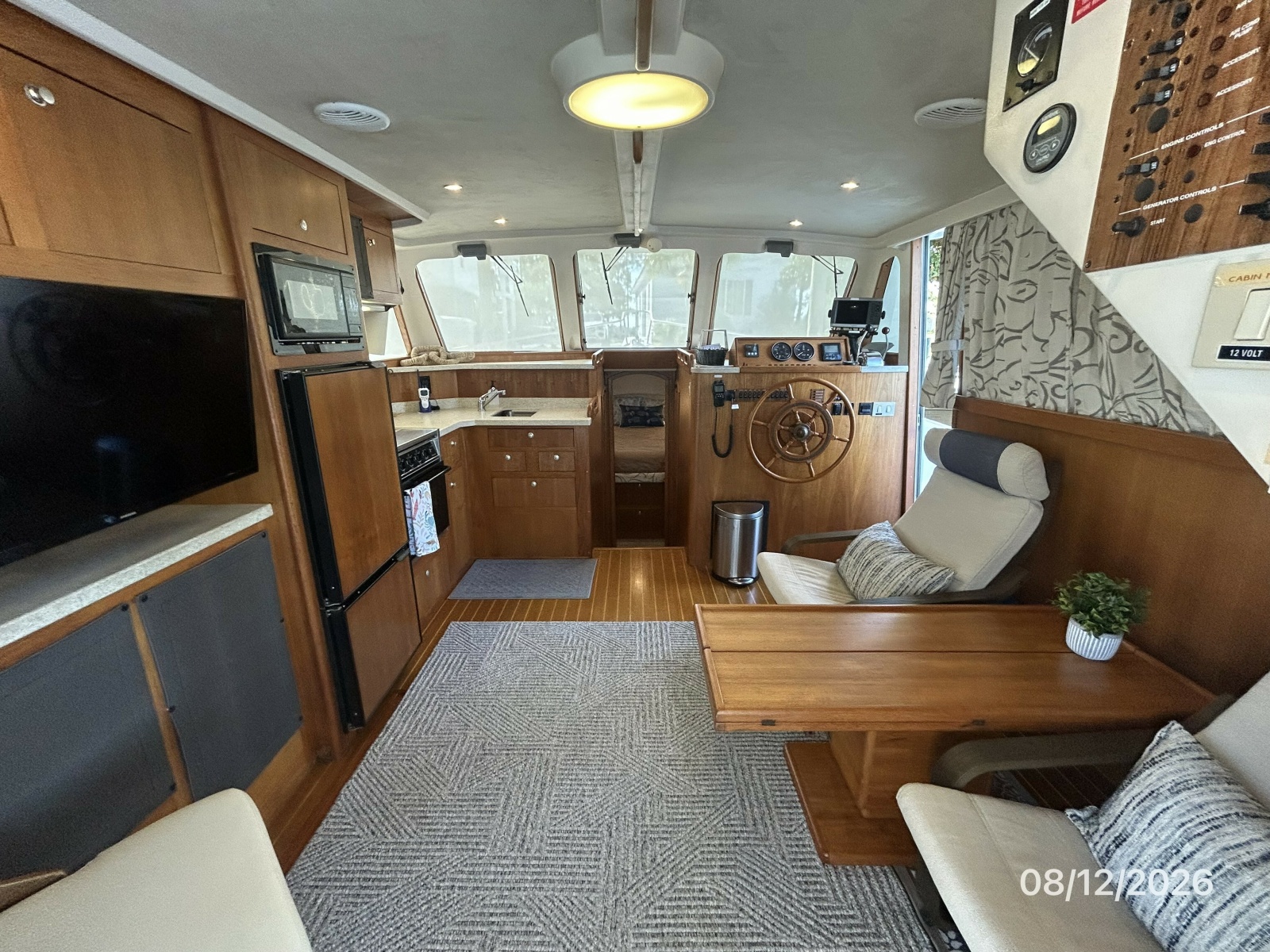 39' Mainship salon forward