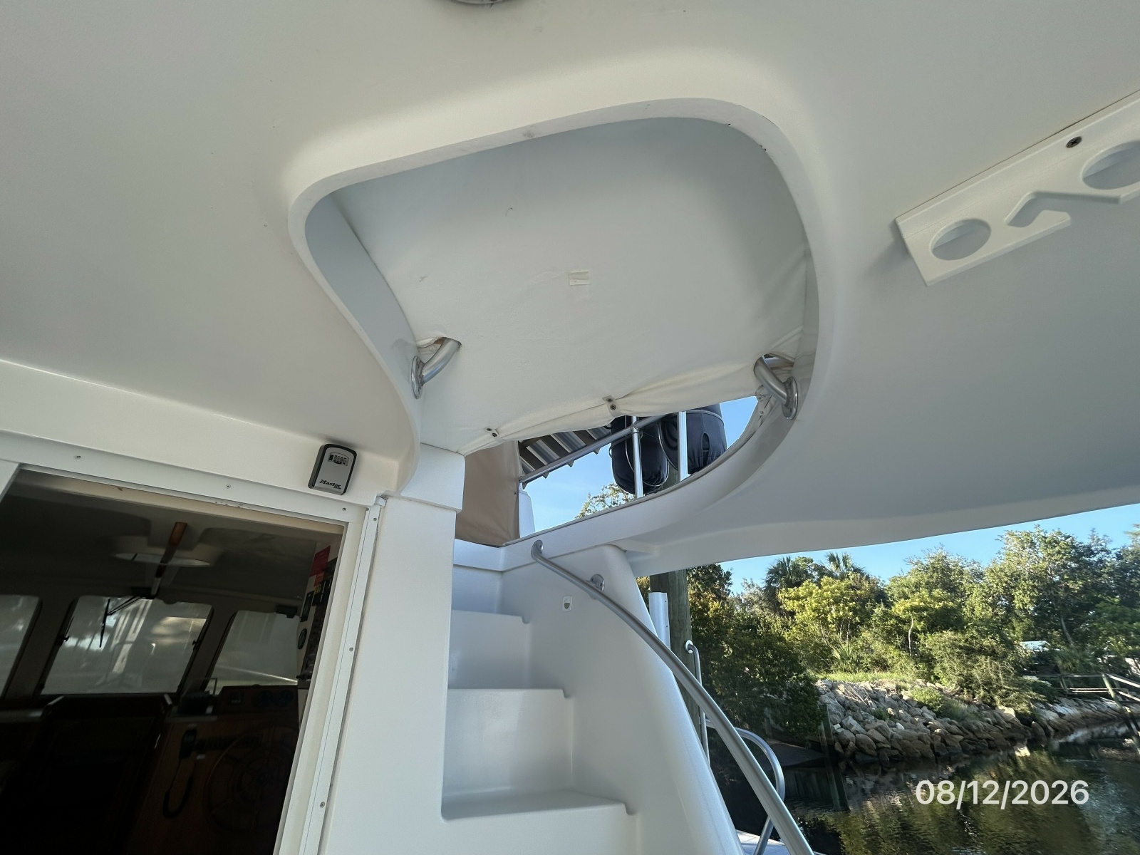 39' Mainship aftdeck-flybridge stairs cover1