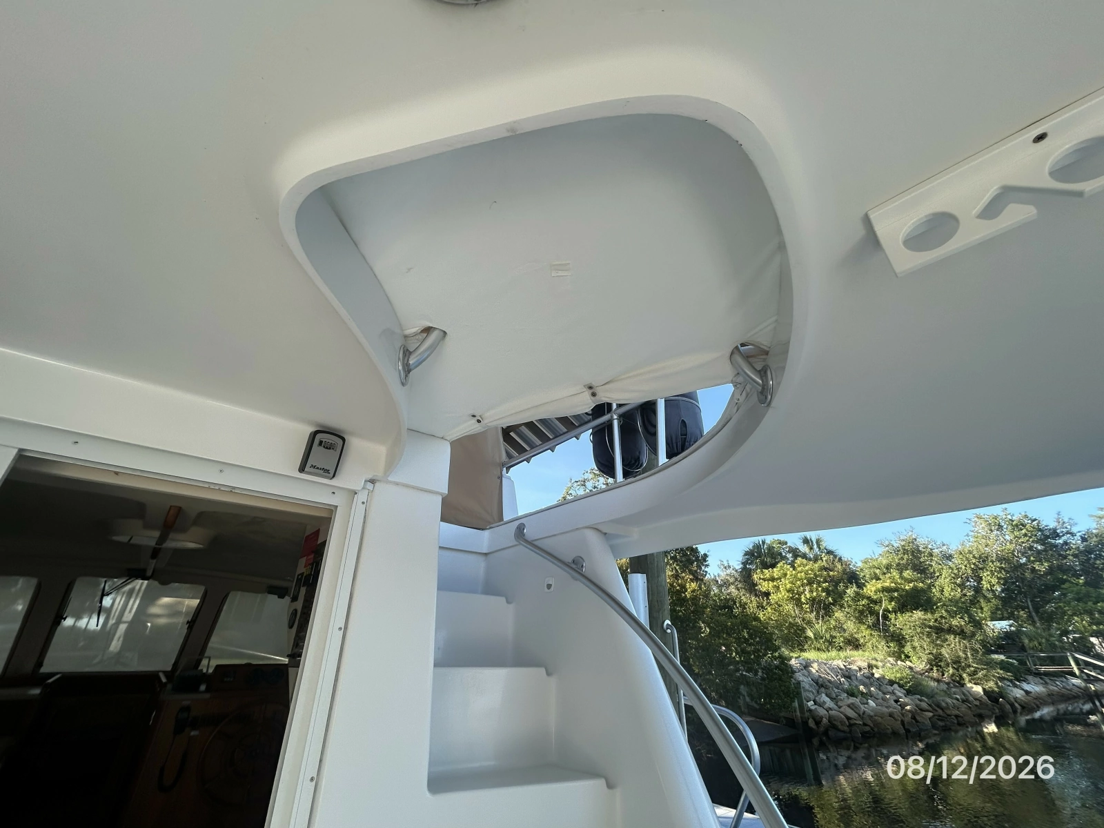 39' Mainship aftdeck-flybridge stairs cover1