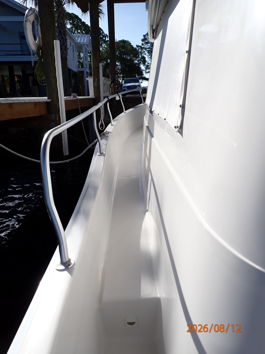 39' Mainship port side deck2