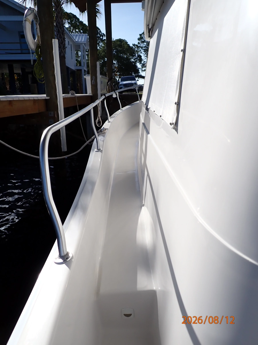 39' Mainship port side deck2