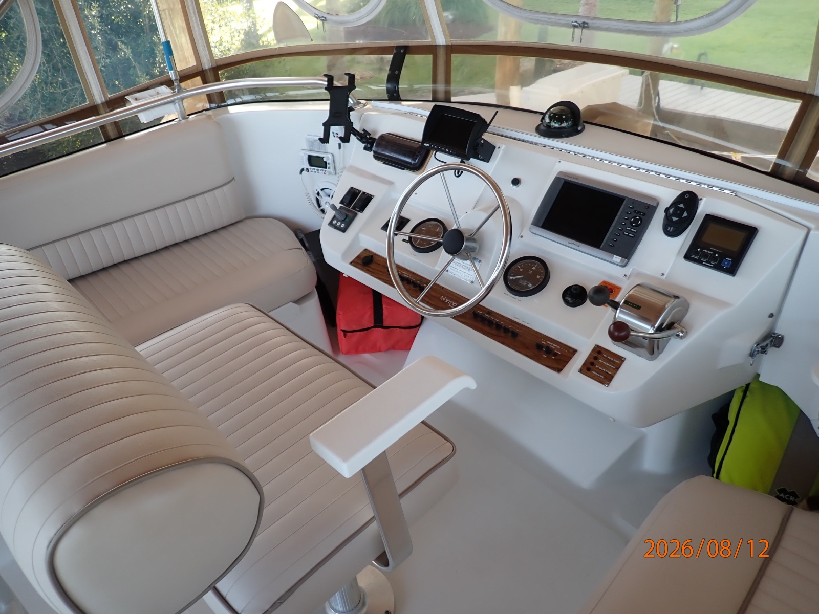 39' Mainship flybridge helm2