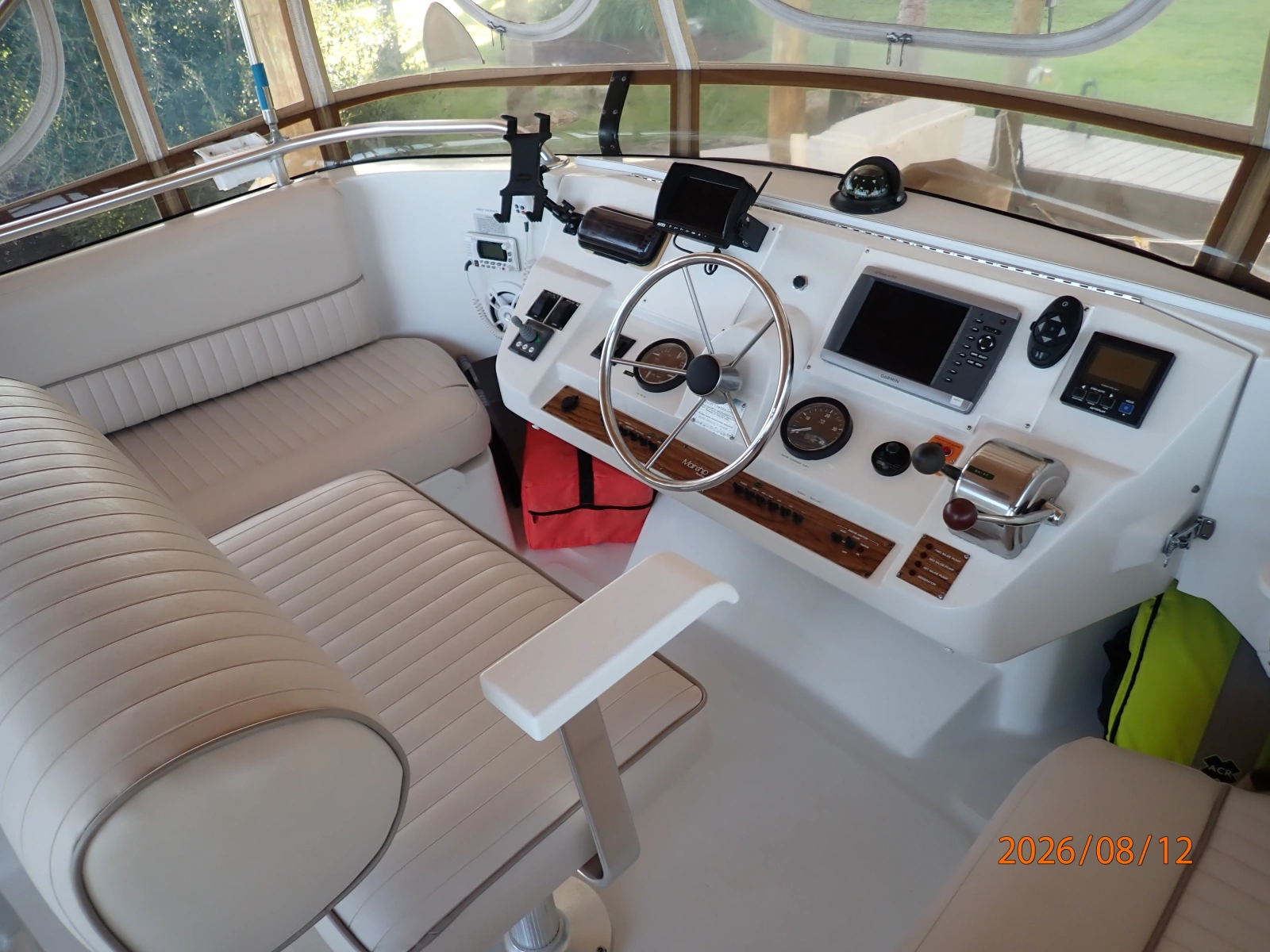 39' Mainship flybridge helm2