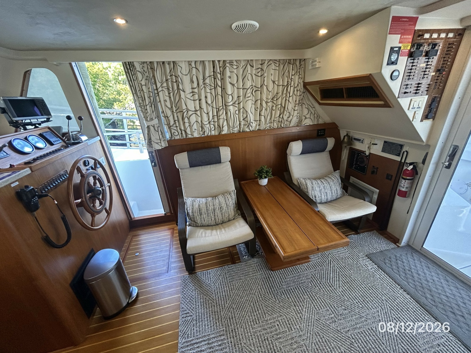 39' Mainship salon starboard