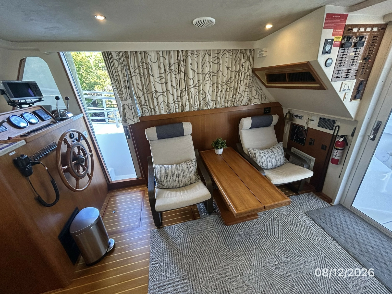39' Mainship salon starboard