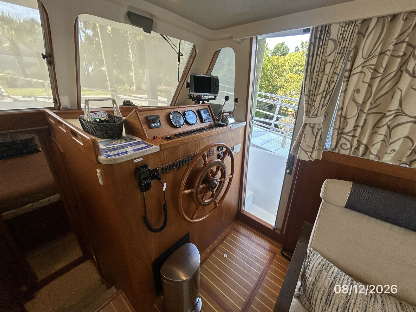 39' Mainship lower helm1