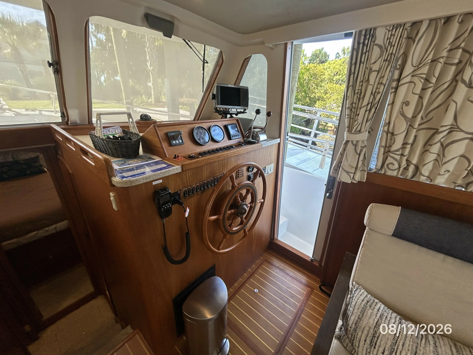 39' Mainship lower helm1