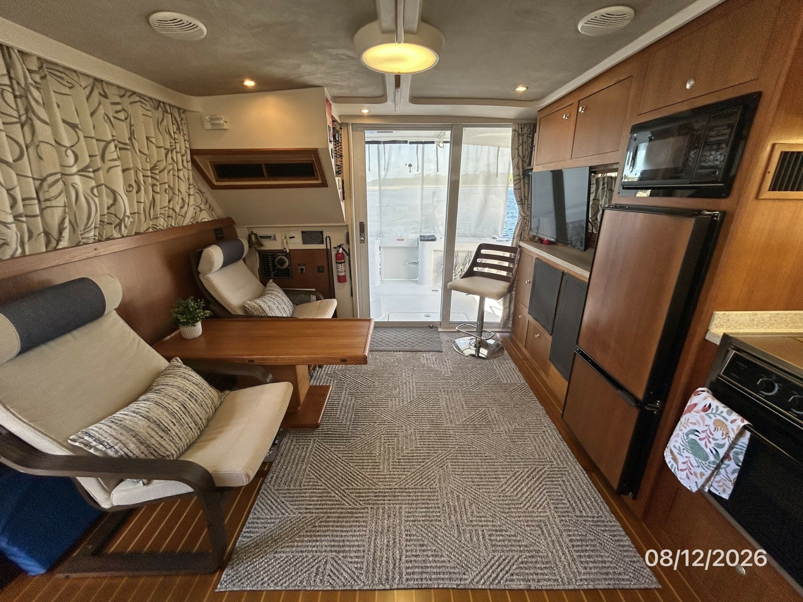 39' Mainship salon aft