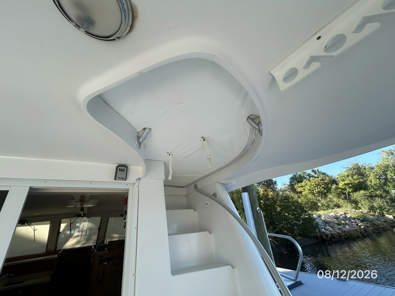 39' Mainship aftdeck-flybridge stairs cover2