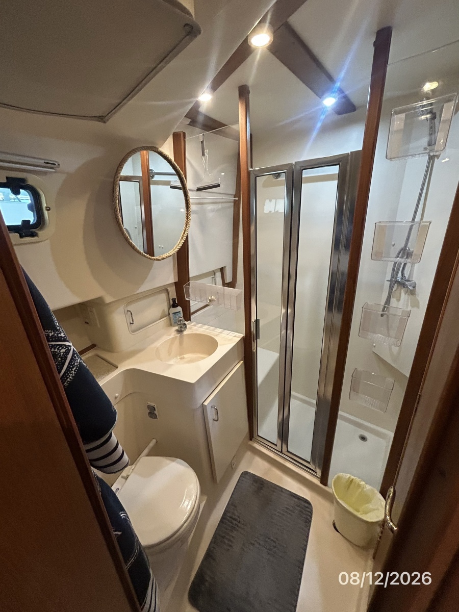39' Mainship head-shower