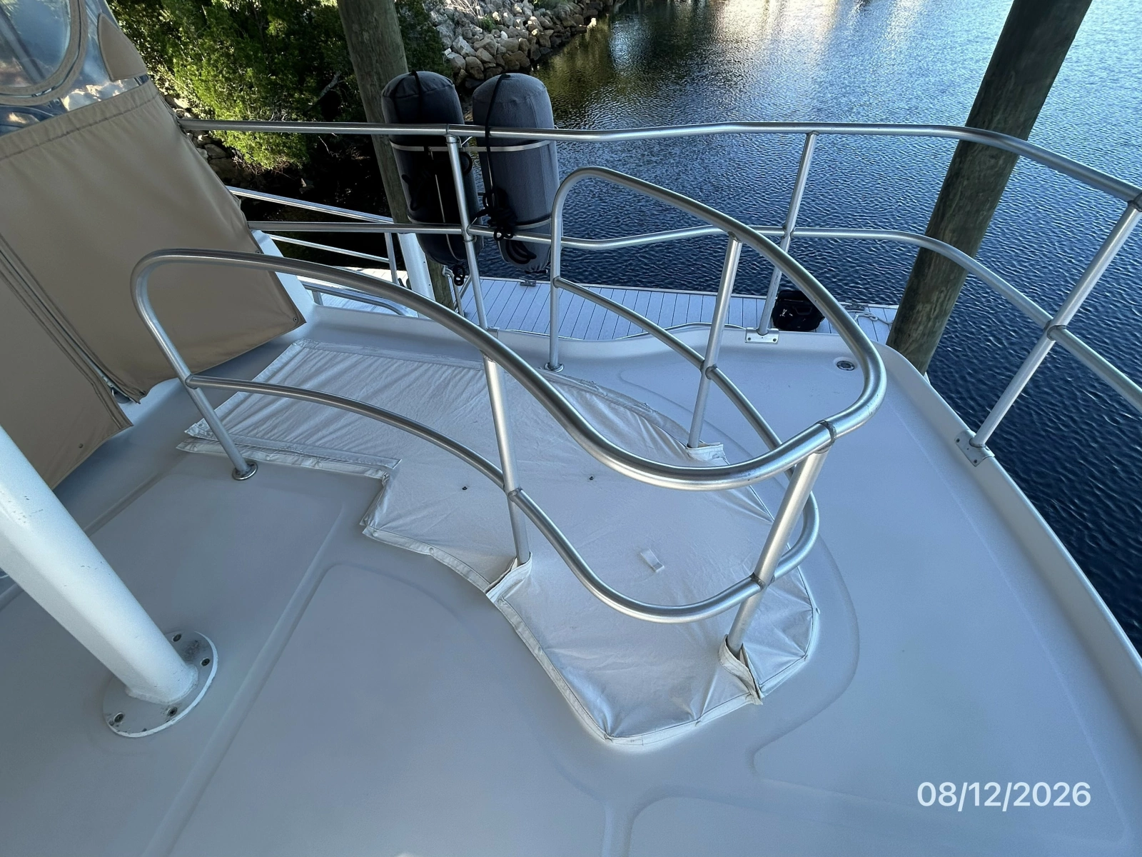 39' Mainship flybridge-aftdeck stairs cover2