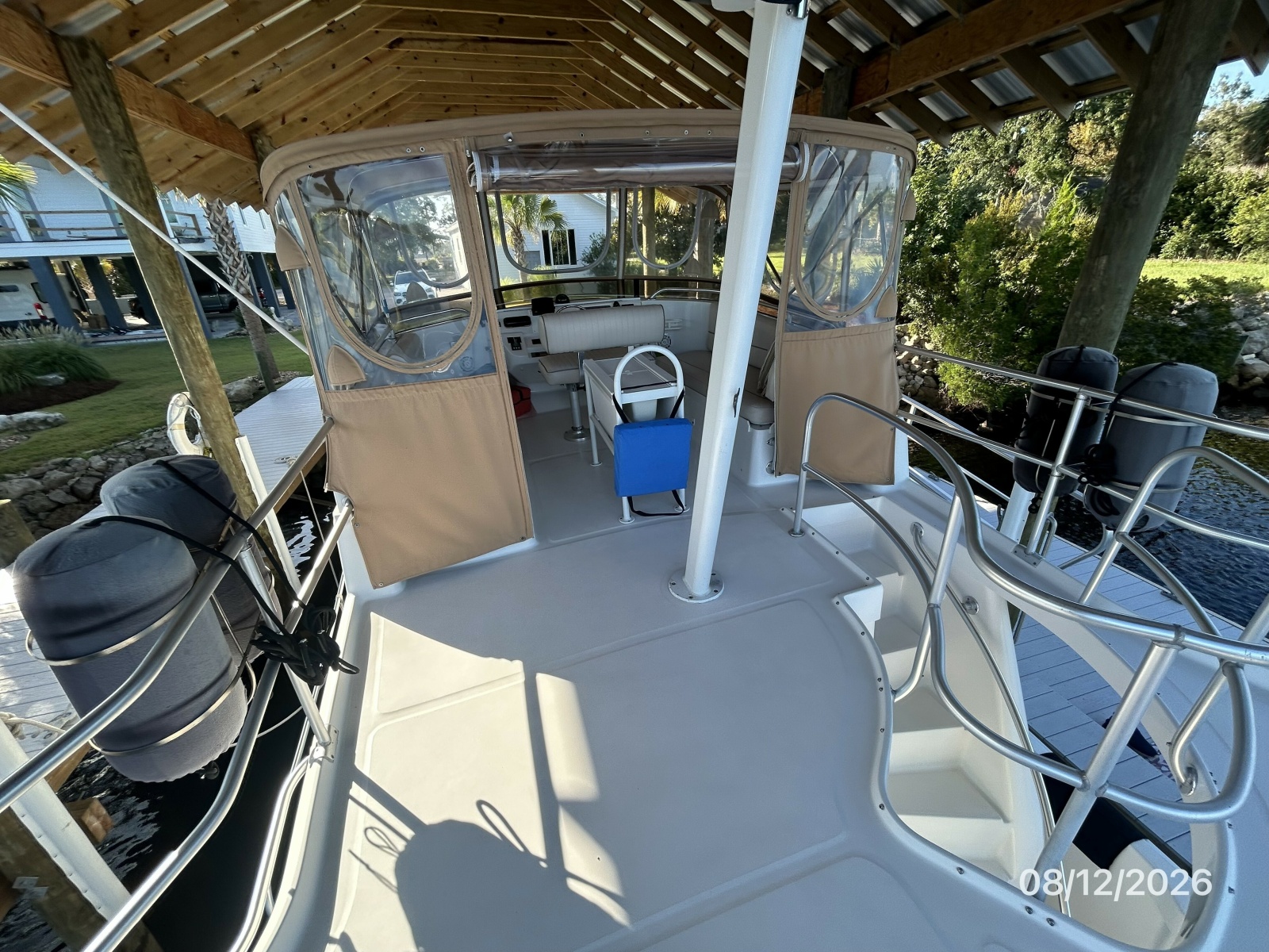 39' Mainship sundeck forward