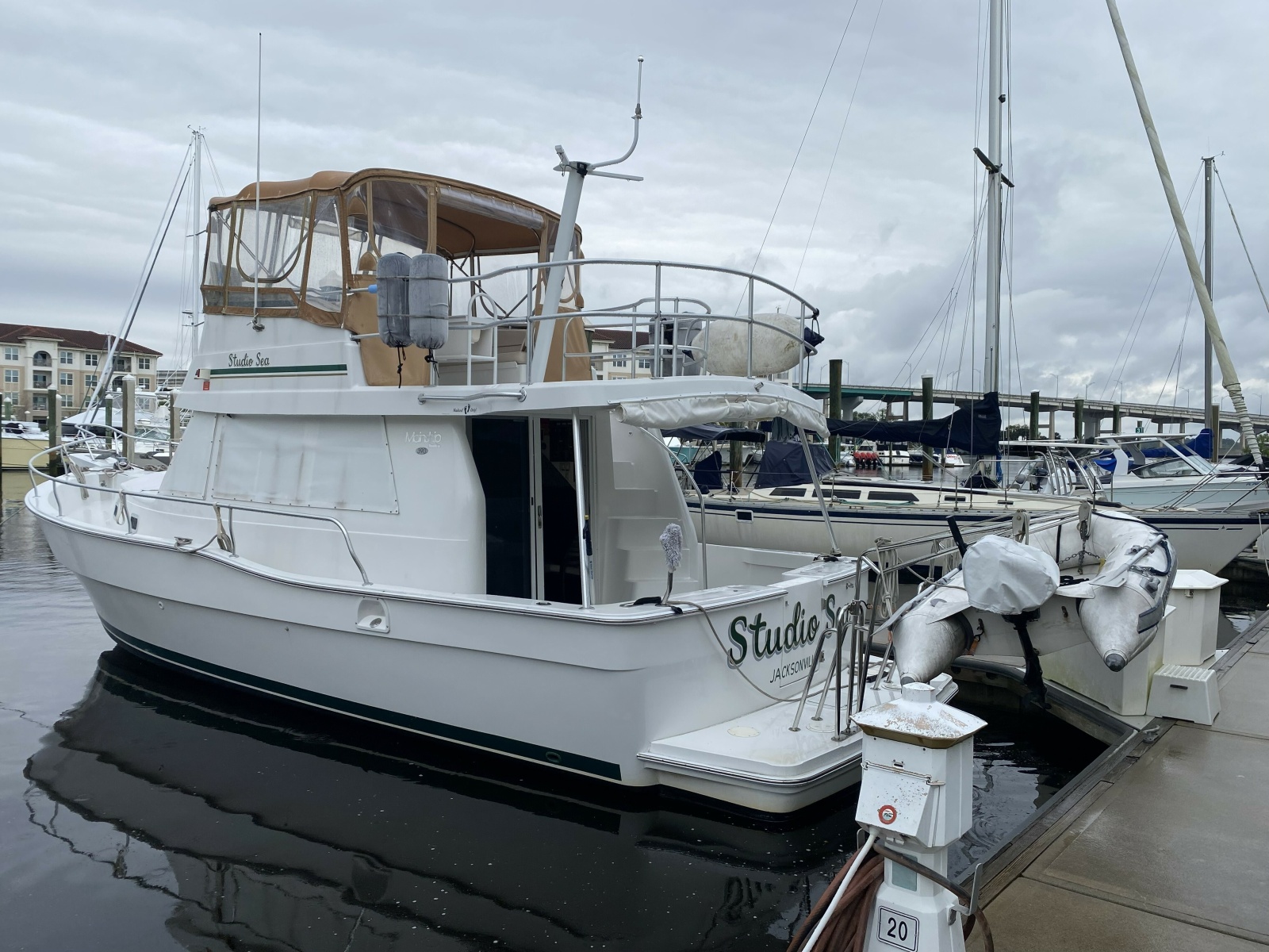 39' Mainship port aft profile