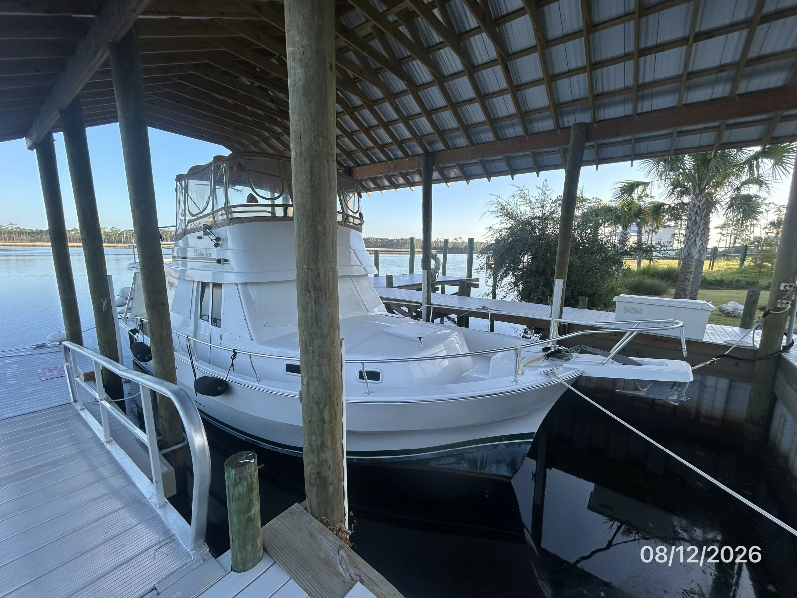 39' Mainship starboard forward profile
