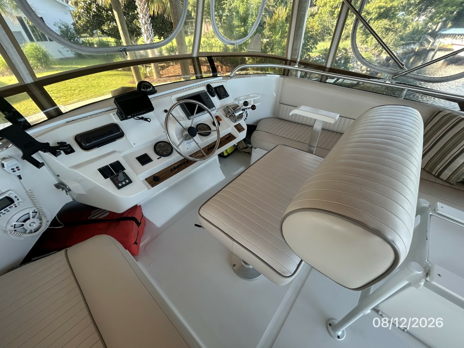 39' Mainship flybridge helm1
