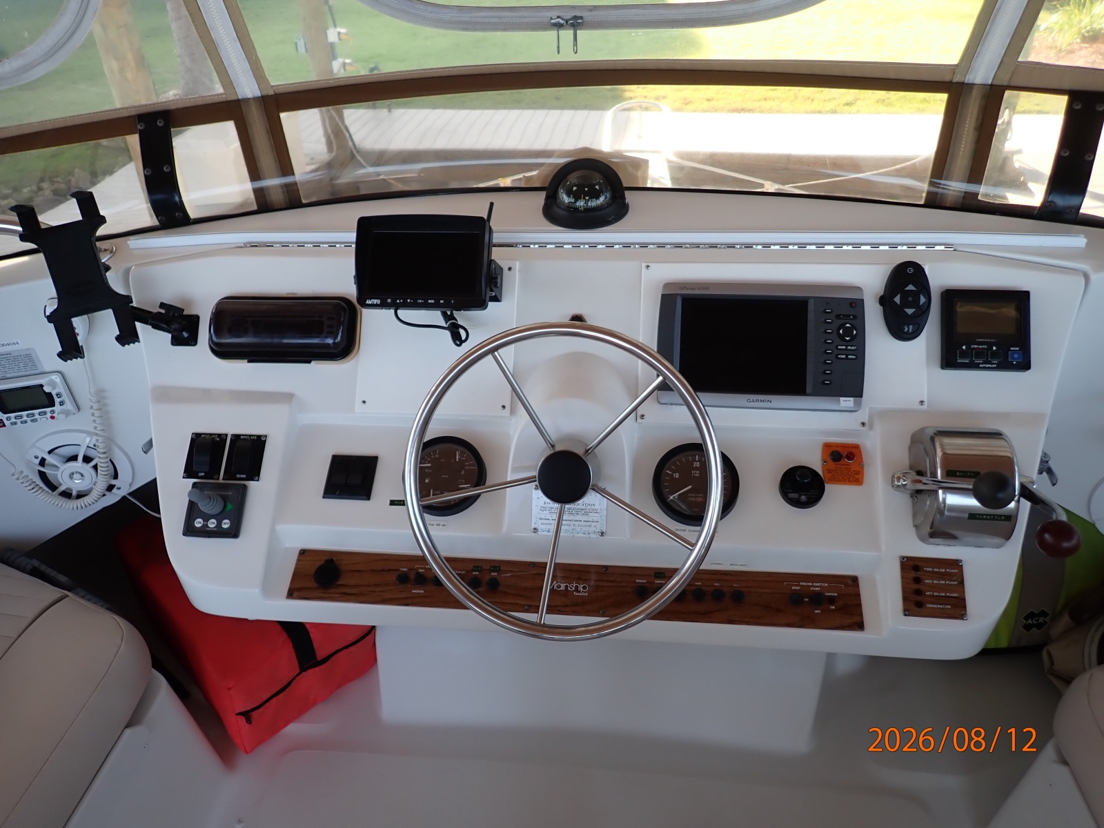 39' Mainship flybridge helm3