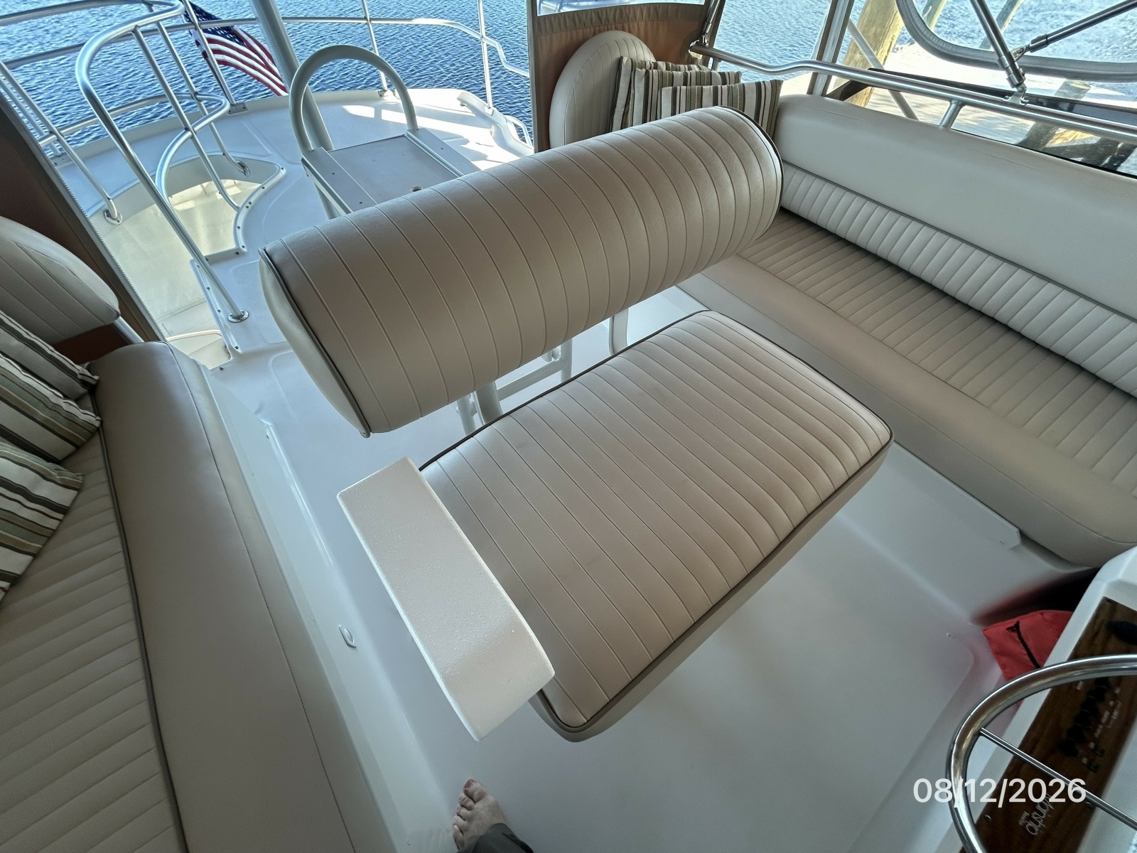 39' Mainship flybridge helmseat