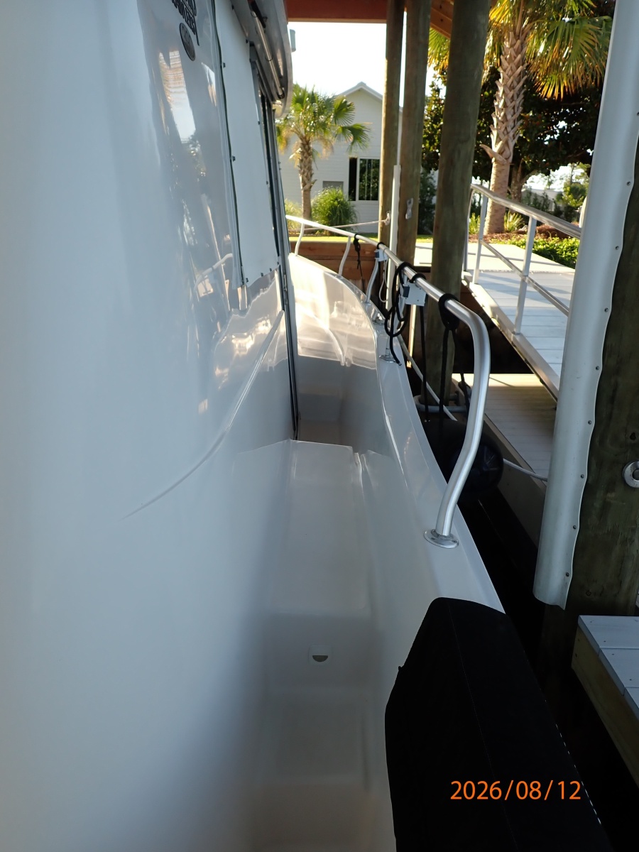 39' Mainship starboard side deck2