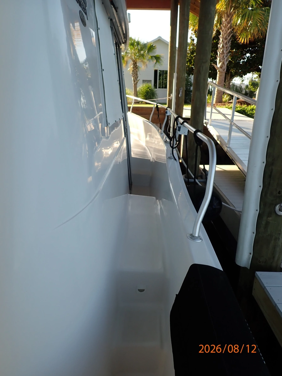 39' Mainship starboard side deck2